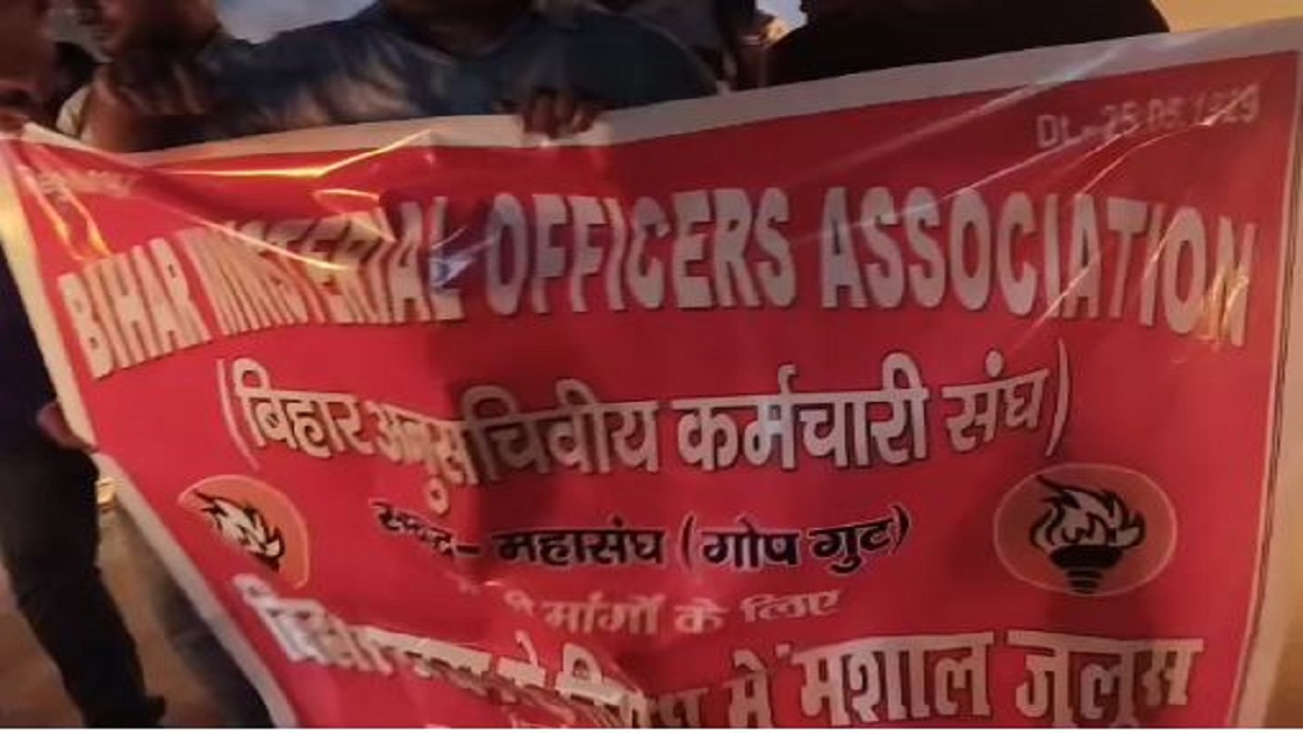 मीना बाजार चौक से चरखा पार्क तक निकाला मशाल जुलूस, डिमांड पूरा करने को लेकर सरकार को दिया अल्टीमेटम