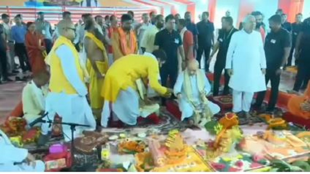 मुख्यमंत्री नीतीश आसन की जगह बैठे कुर्सी पर, नहीं लगवाया तिलक भी