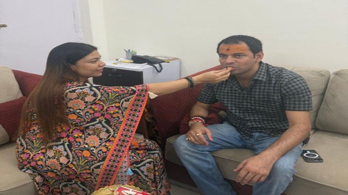 रक्षाबंधन पर राजद ने बहनों के लिए लॉन्च किया गाना, तेज प्रताप ने राखी बंधवाई, खान सर, रबड़ी और नीतीश कुमार समेत दिग्गजों ने भी मनाया त्यौहार