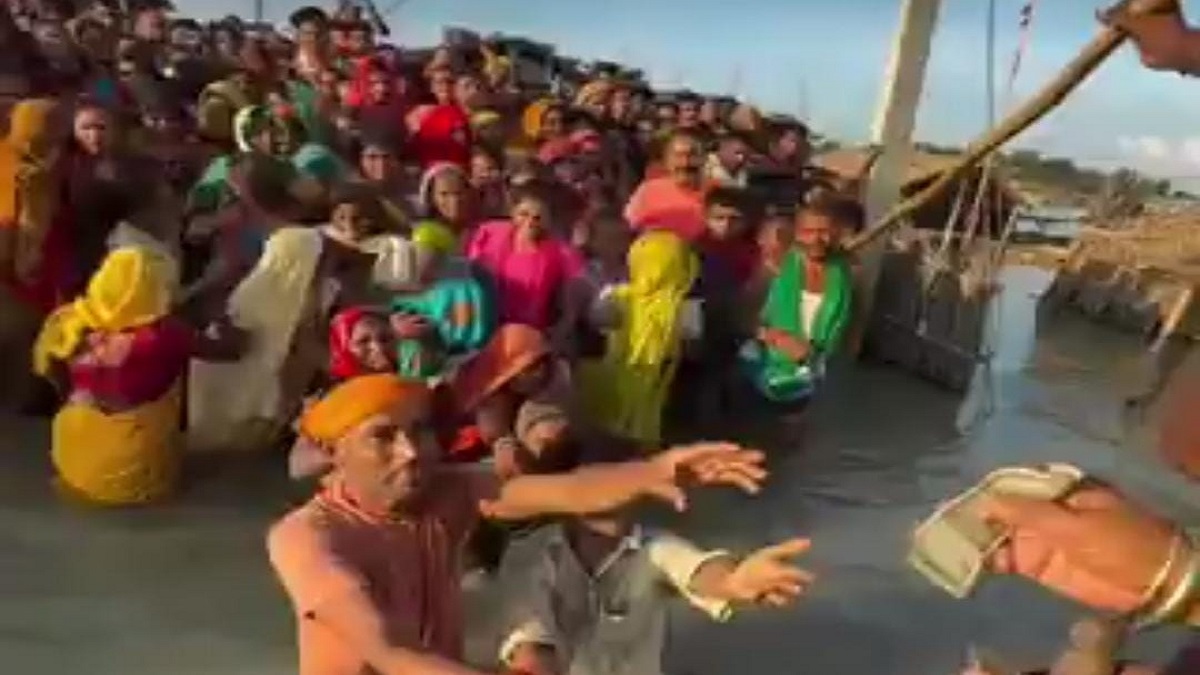 पप्पू यादव ने बाढ़ पीड़ितों को बांटे कैश, सोशल मीडिया पर वायरल हुआ वीडियो