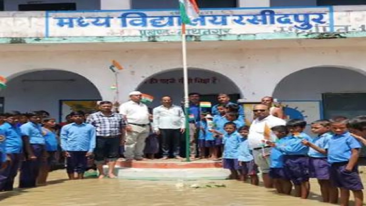 नाव के सहारे स्कूल पहुंचे शिक्षक और छात्र, बाढ़ को ध्वजारोहण में नहीं बनने दी रूकावट