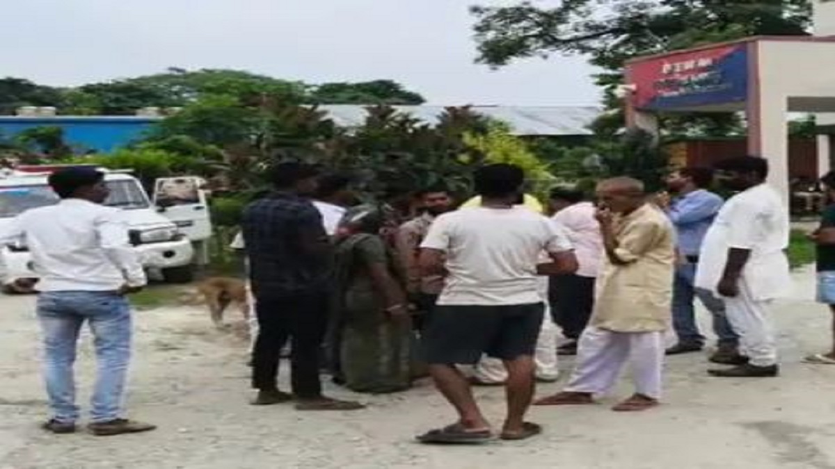 मुजफ्फरपुर थाना पुलिस ने कराई प्रेमी जोड़े की शादी, अधिकारी और जवानों ने दिया आशीर्वाद