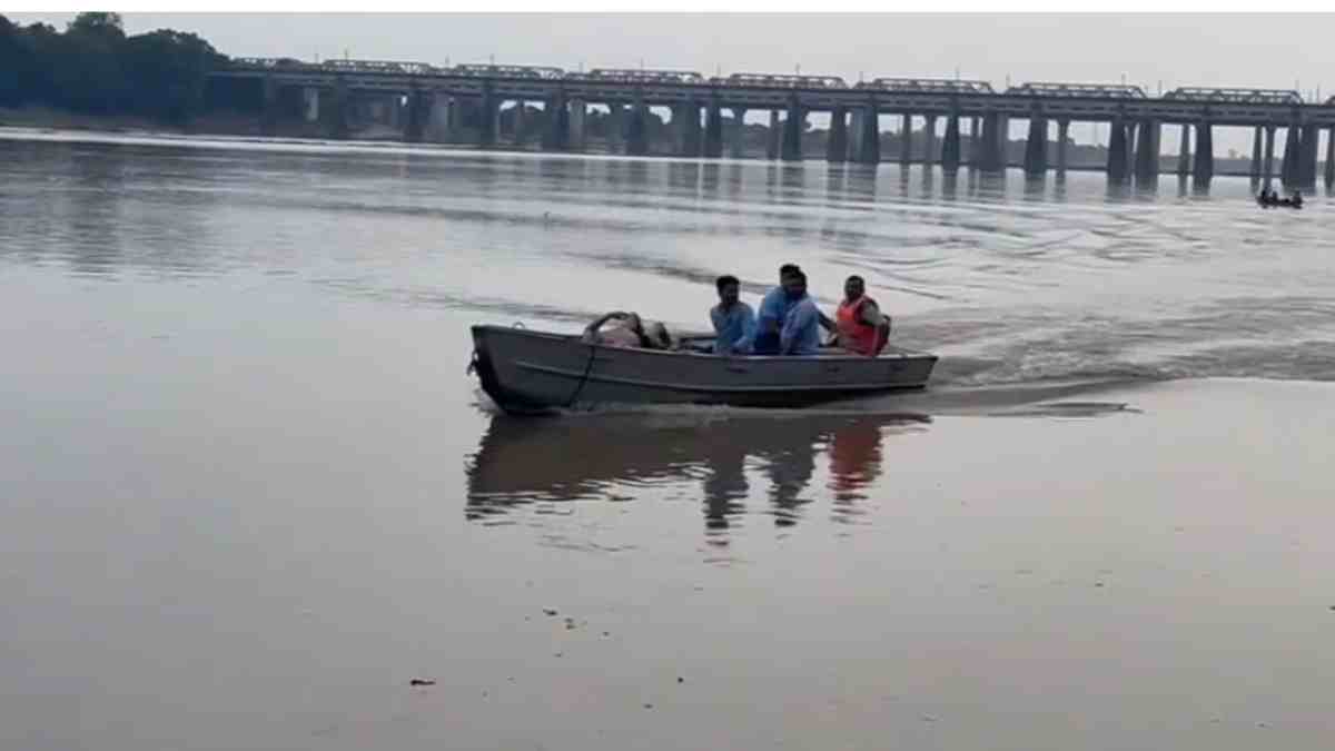 नर्मदा नदी में विसर्जित किया पूजा का सामान, फिर तैरने लगा बुजुर्ग, थक कर डूबने से मौत, ऑस्ट्रेलिया और न्यूजीलैंड से बच्चों के आने पर होगा अंतिम संस्कार
