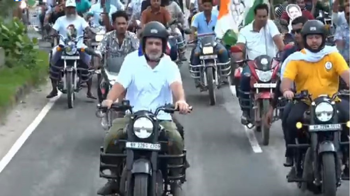 मोटरसाइकिल पर सवार होकर सड़क पर निकले राहुल, कंधे से कंधा मिलाकर चल रहा महागठबंधन