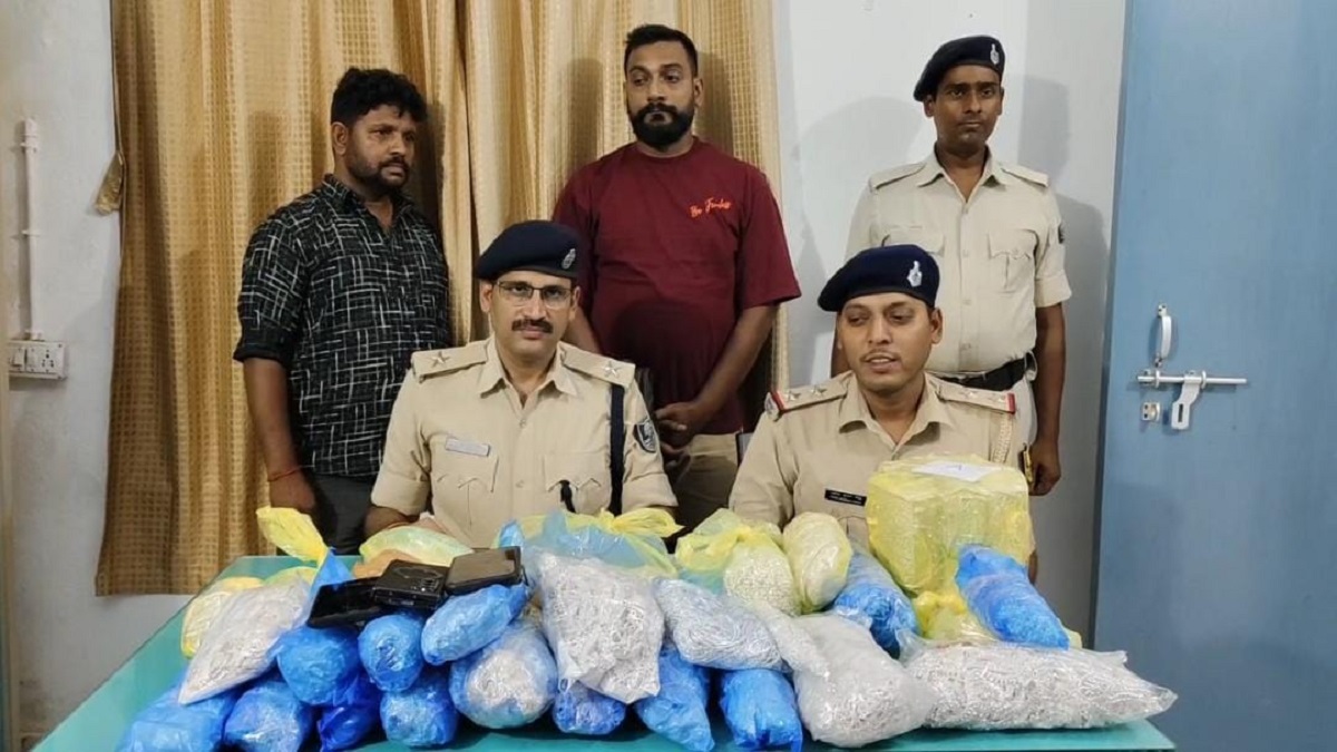 70 लाख के चांदी के गहनों संग दो तस्कर गिरफ्तार, गिरो​ह के अन्य लोगों की कुड़ली खंगाल रही पुलिस