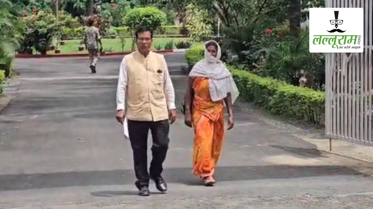 बारात में ‘Kiss’ को लेकर हुआ विवाद: महिला ने आईजी से लगाई न्याय की गुहार, कहा- पुलिस मांग रही पैसे, जेल भेजने दी जा रही धमकी, जानिए क्या है मामला