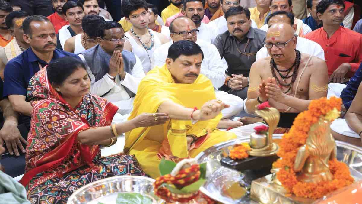 CM डॉ. मोहन ने बाबा महाकाल के साथ मनाया रक्षाबंधन: पूर्णिमा पर पत्नी के साथ की महाकालेश्वर की पूजा, महा रुद्रअभिषेक में हुए शामिल