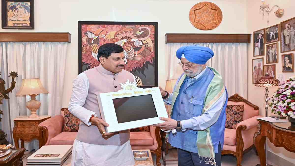 CM डॉ. मोहन का दिल्ली दौरा: केंद्रीय मंत्री हरदीप सिंह पुरी से की मुलाकात, वैदिक घड़ी की भेंट