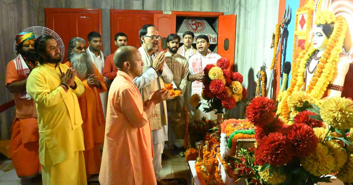 गोरखपुर दौरे पर पहुंचे CM योगी : बाबा गोरखनाथ का लिया आशीर्वाद, कृष्ण जन्मोत्सव में होंगे शामिल