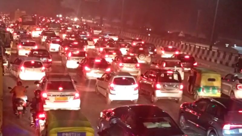 बारिश-जलभराव के बाद दिल्ली-नोएडा बॉर्डर पर भीषण जाम, रेंगते नजर आए वाहन