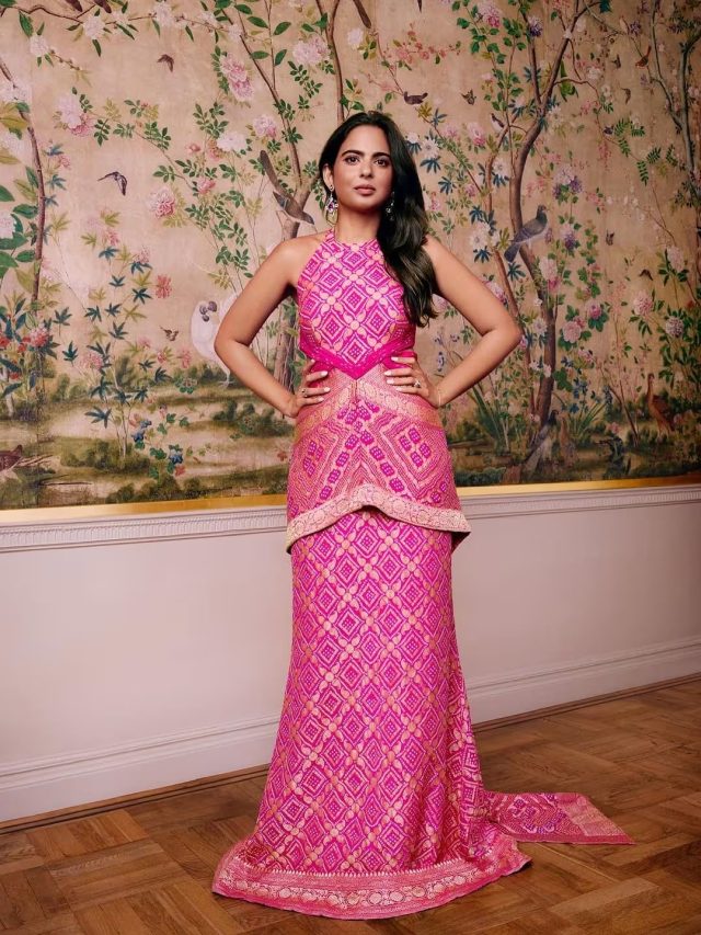 Isha Ambani New Look:  ईशा अंबानी ने पहना बंधेज आर्ट गाउन, देखिये फोटोज..