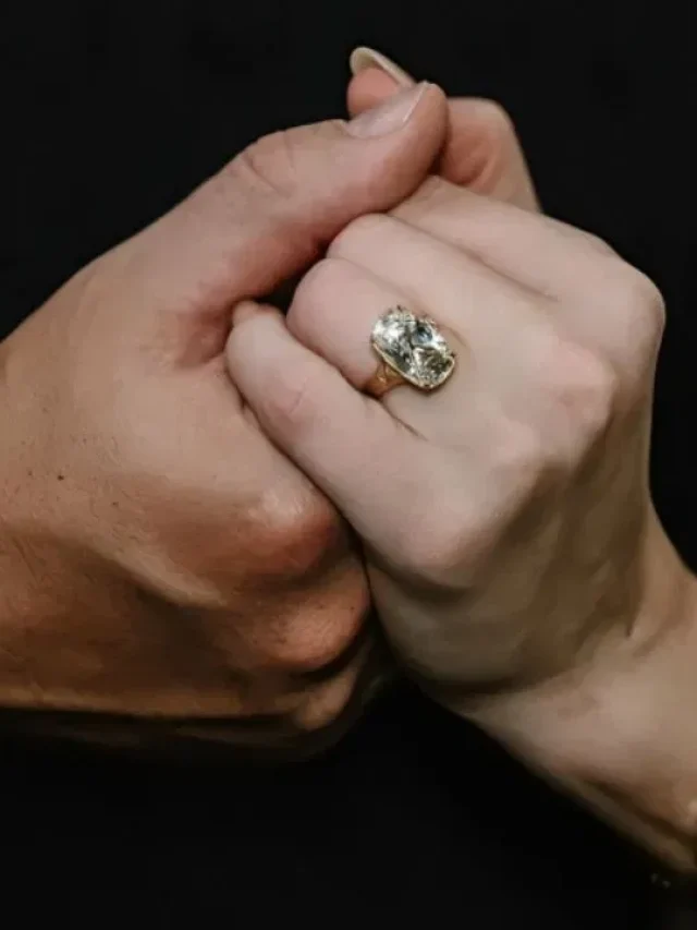 Taylor Swift Engagement Ring: इतने करोड़ का है टेलर स्विफ्ट की अंगूठी में जड़ा बेशकीमती हीरा…