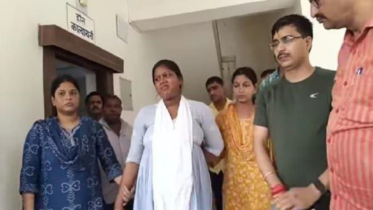 रिश्वत लेते रंगे हाथ पकड़ी गई महिला सब-इंस्पेक्टर और चौकीदार