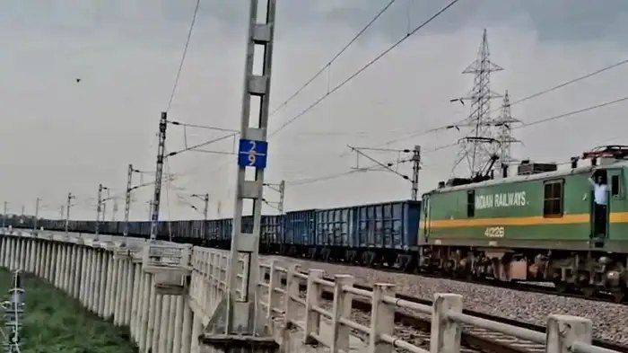 भारतीय रेल ने ‘रुद्रास्त्र’ के जरिए रचा इतिहास, DDU रेल मंडल में पहली बार चली 354 वैगन की 4.5 किमी. लंबी मालगाड़ी