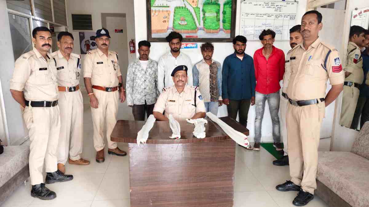पार्किंग में बन रही थी डकैती की प्लानिंग, ज्वेलरी शॉप में करने वाले थे कांड, धारदार हथियार, मिर्च पाउडर समेत 5 गिरफ्तार