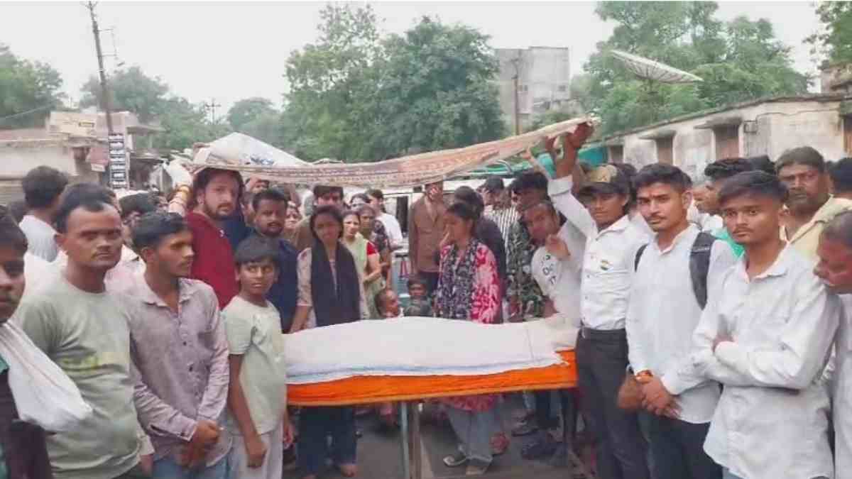 12वीं की छात्रा ने फांसी लगाकर की आत्महत्या: सुसाइड नोट में 3 महिला टीचर पर लगाए गंभीर आरोप, शिक्षा विभाग में मचा हड़कंप