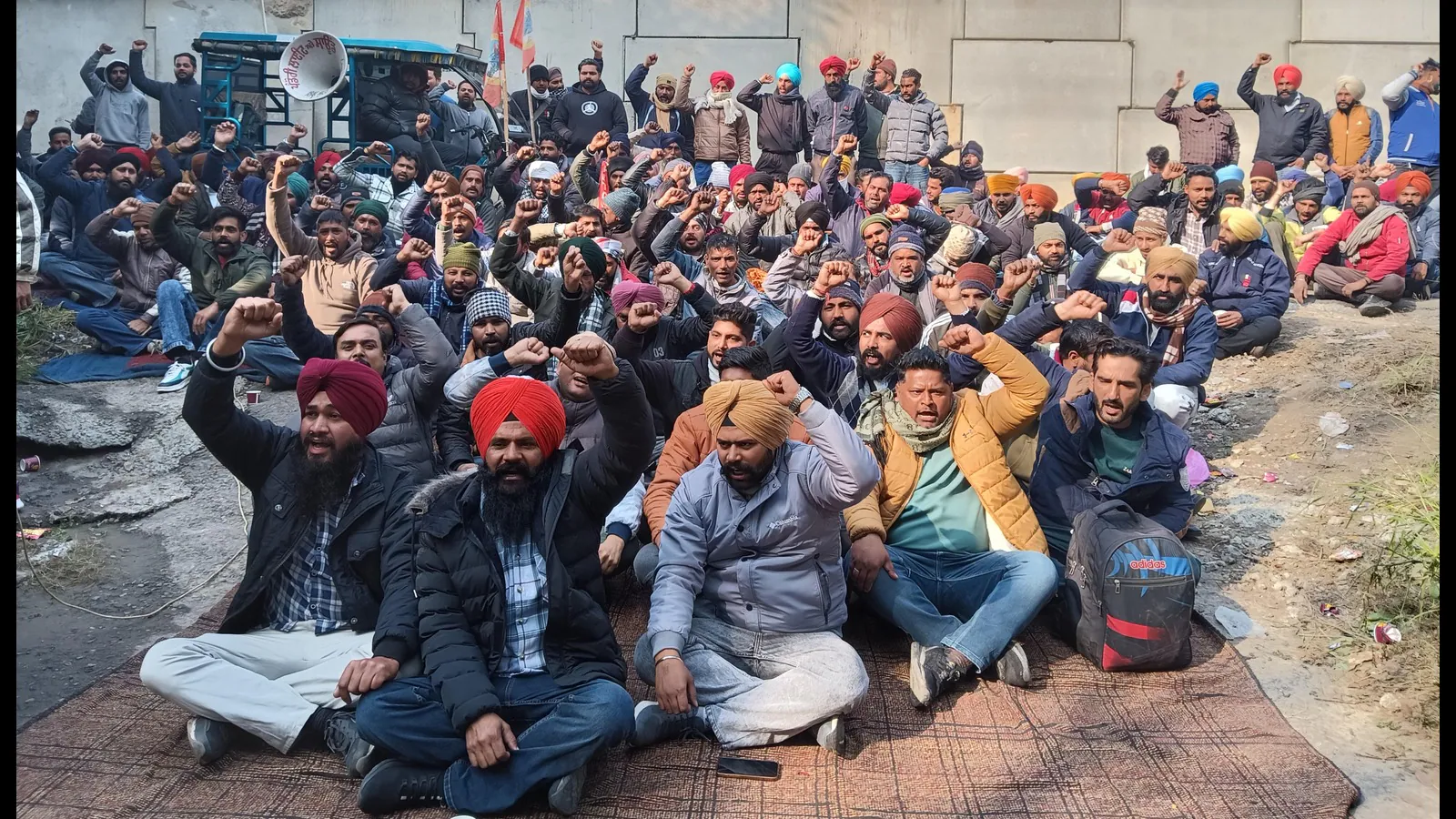 लुधियाना में गर्माया माहौल, बिजली कर्मचारी हड़ताल पर
