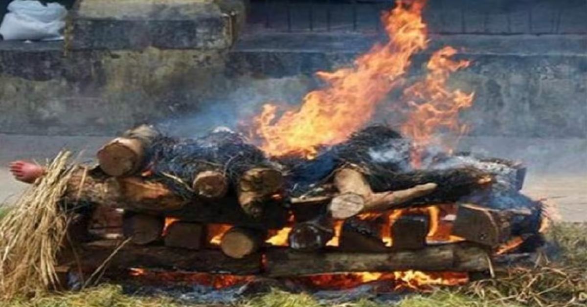 करंट से किसान की मौत: पहली बीवी को नहीं लगी खबर, दूसरी पत्नी ने किया अंतिम संस्कार, पुलिस भी अनजान