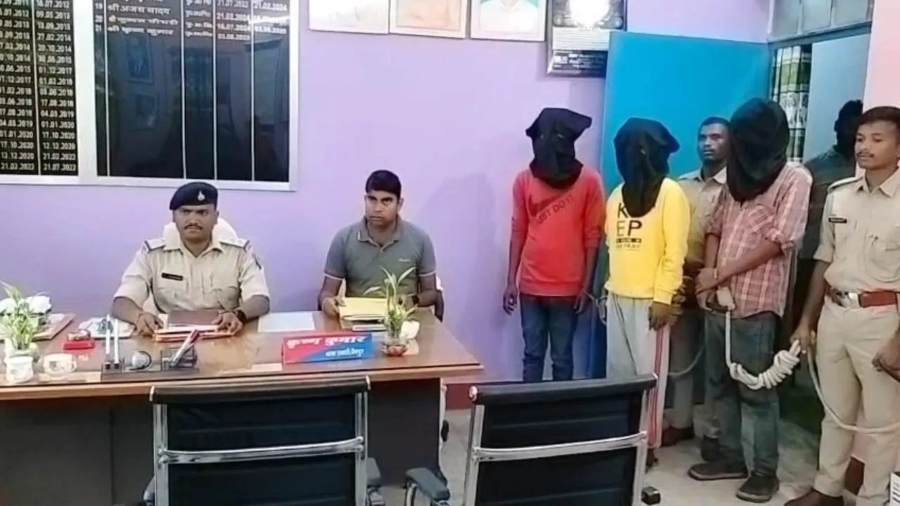 स्वतंत्रता दिवस के दिन मासूम के साथ दरिंदगी: परेड से जबरदस्ती बाइक पर उठाकर ले गए 3 हैवान, जंगल में ले जाकर बारी-बारी किया गैंगरेप