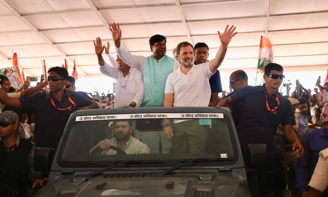 तेजस्वी, मुकेश सहनी समेत कई नेताओं के साथ राहुल ने देव सूर्य मंदिर में की पूजा-अर्चना, फूल-माला लेकर इंतजार करते रहे कार्यकर्ता
