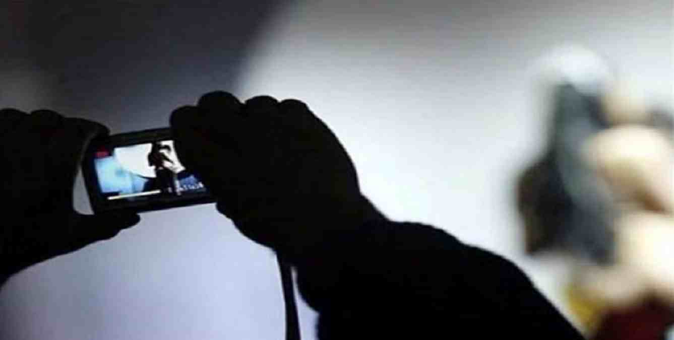 कमरा नंबर 203 में कपल को सेक्स करते देख रही थी ‘तीसरी आंख’, घर जाने के बाद अनजान नंबर से आया फोन, ब्लैकमेलर ने कर दी ऐसी डिमांड कि…