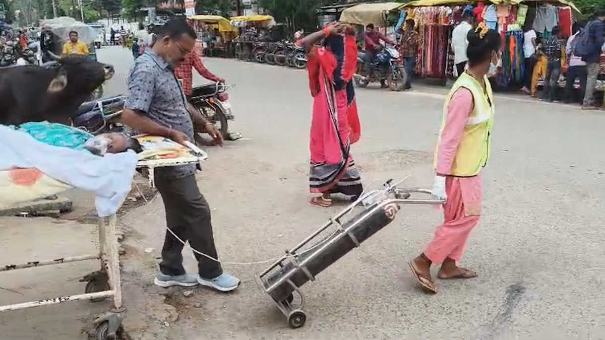 बदहाल स्वास्थ्य व्यवस्था, एंबुलेंस नहीं होने से स्ट्रैचर पर मरीज को ढकेल कर ले जाने के लिए परिजन हुए मजबूर…