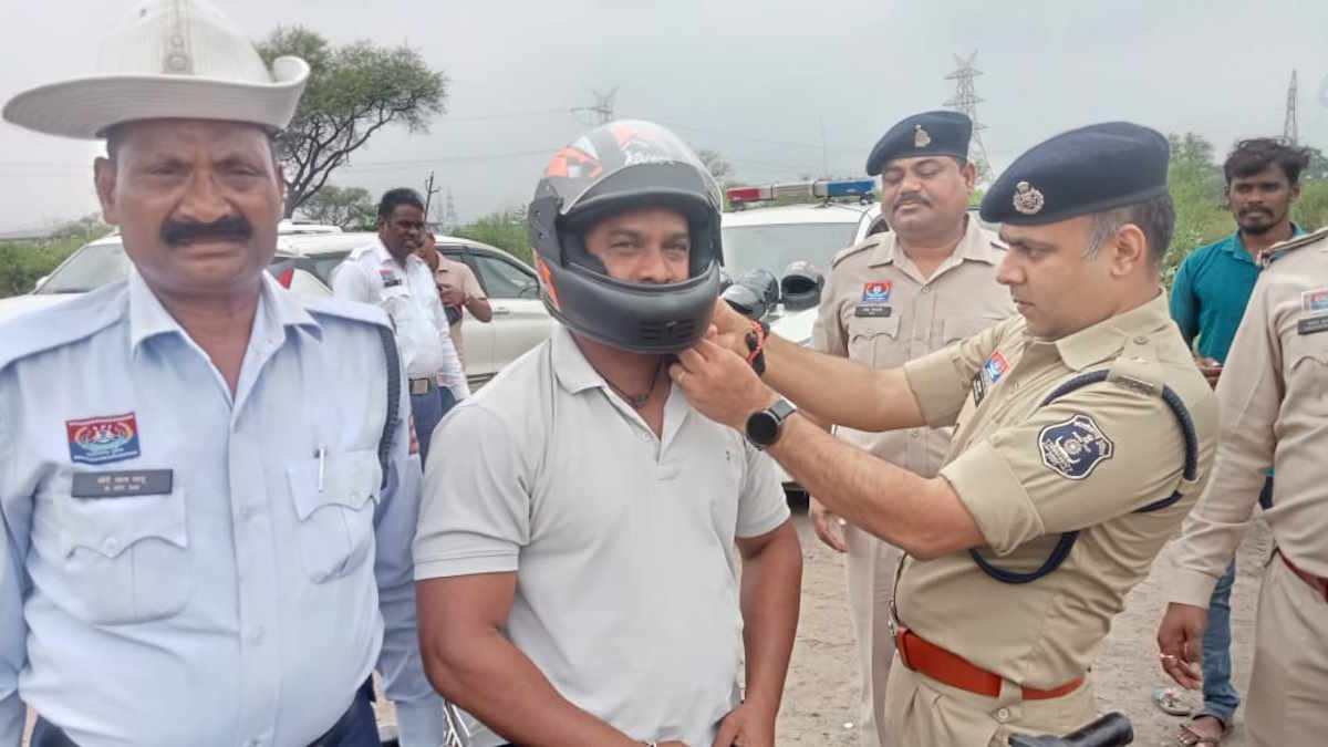 एक हेलमेट भाई के नाम : रक्षाबंधन पर जांजगीर-चांपा पुलिस की अभिनव पहल, बांटी 1124 हेलमेट नि:शुल्क