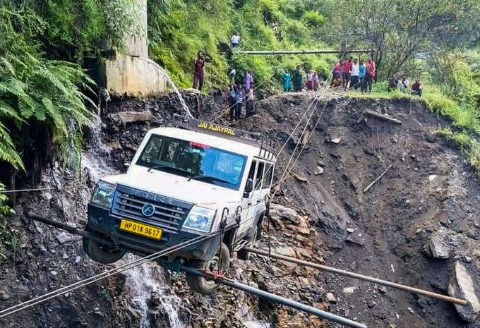 हिमाचल प्रदेश में बारिश का कहर, 400 से अधिक सड़कें बंद, अब तक 152 लोगों की हुई मौत ; अलर्ट जारी