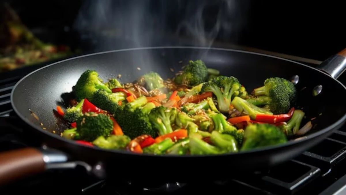 Nonstick Cookware Health Risks: खराब नॉनस्टिक कोटिंग से फैल सकता है जहर, बदलें बर्तन वरना बढ़ेगा बीमारियों का खतरा