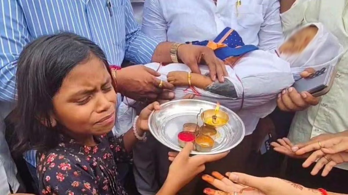 एक अभागी बहन… रक्षाबंधन के दिन मृत भाई की कलाई पर राखी बांधी तो फफक-फफक कर रो पड़े लोग… बोले- भगवान ऐसा दिन किसी को न दिखाएं