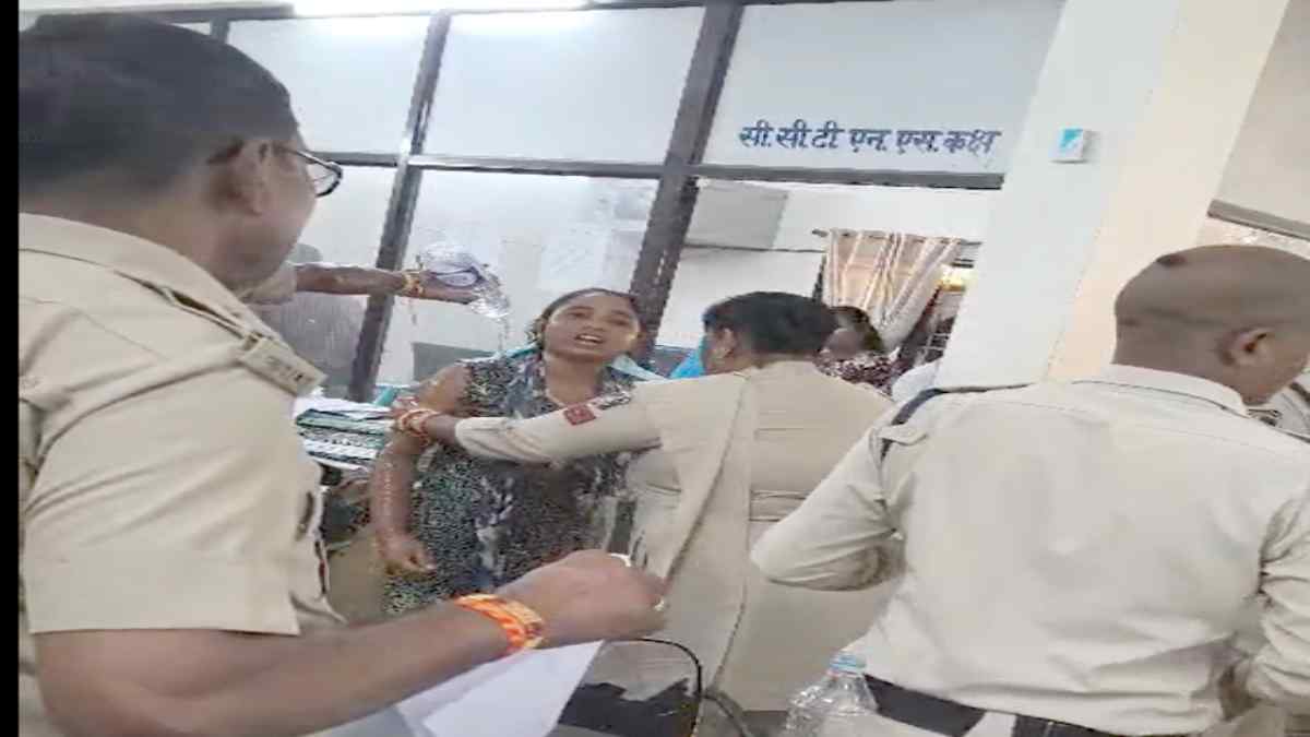 थाने में महिला ने मचाया हंगामा, खुद पर पेट्रोल डालकर की आत्महत्या की कोशिश