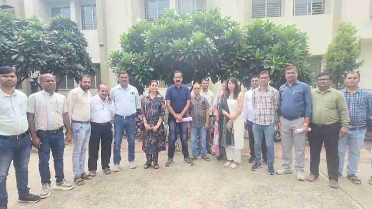 मनरेगा इंजीनियर कल से अनिश्चितकालीन हड़ताल परः सीएम के नाम 8 सूत्रीय ज्ञापन डिप्टी कलेक्टर को सौंपा