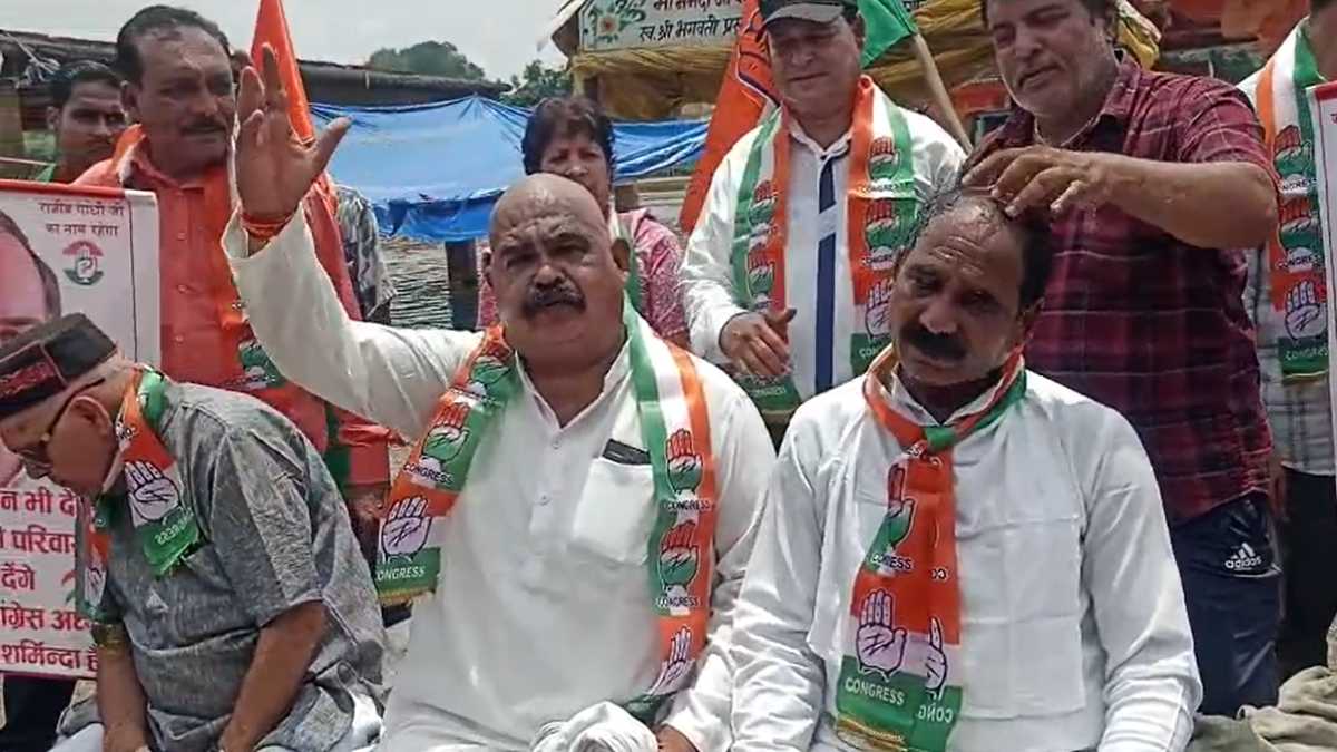 कांग्रेस जिला अध्यक्षों की सूची पर बवाल जारीः नेताओं ने नर्मदा तट पर मुंडन कराकर जताया विरोध, राजीव गांधी का पुतला जलाने वाले को नगर अध्यक्ष की कमान