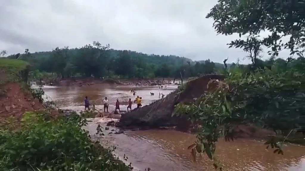 मूसलाधार बारिश से फूटा तालाब, आस-पास की सभी फसलें चौपट, किसान वन विभाग से कर रहे मुआवजे की मांग…