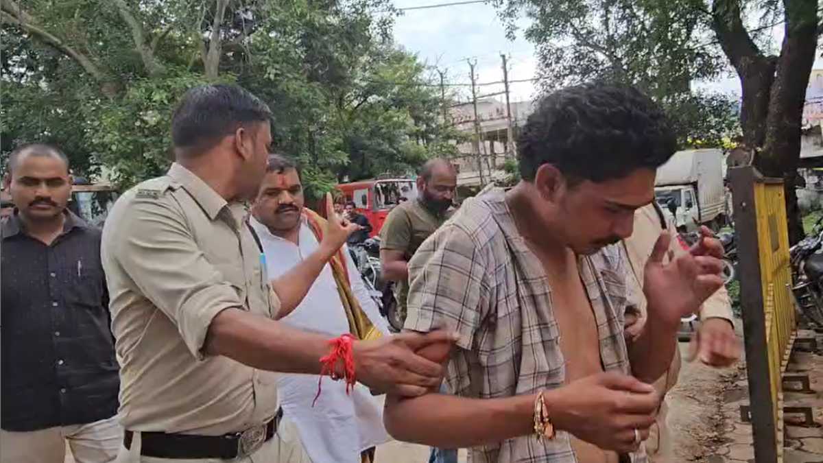 अब कभी लड़की नहीं छेड़ेगाः मनचले की बीच सड़क की जमकर पिटाई, किया पुलिस के हवाले, वीडियो वायरल