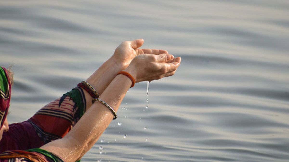 गंगाजल का महत्व: जानें घर में इसे कब और किस स्थान पर रखना है सबसे शुभ