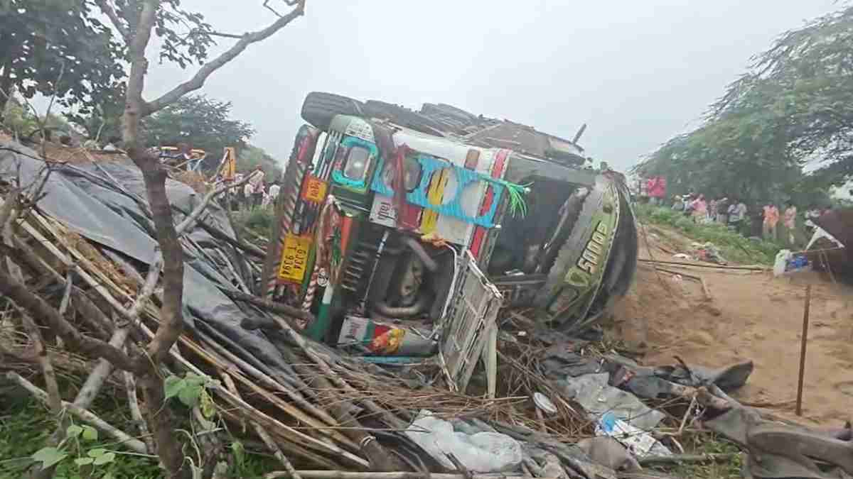 सड़क हादसे में 3 मौतः रेत से भरा अनियंत्रित ट्रक मकान के ऊपर पलटा, दबने से 3 लोगों ने मौके पर ही दम तोड़ा