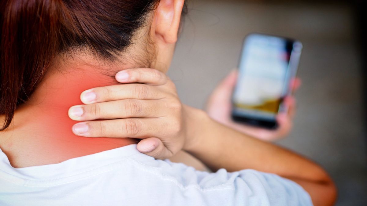 Mobile Neck Pain Tips: मोबाइल ओवरयूज से हो रहा है गर्दन में दर्द? अपनाएं ये टिप्स और पाएं तुरंत राहत