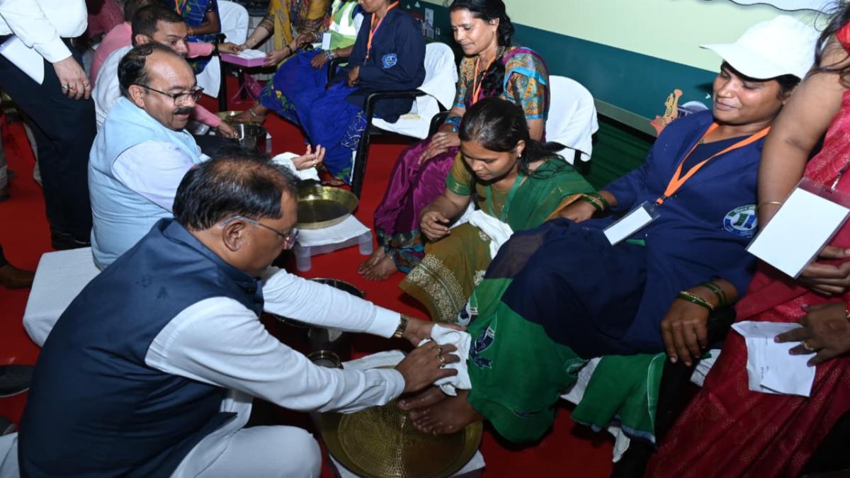 मुख्यमंत्री और उप मुख्यमंत्री ने पैर पखारकर स्वच्छता दीदियों का किया सम्मान, स्वच्छता में प्रथम रैंक लाने वाले नगरीय निकाय को मिलेगा 10000000 का पुरस्कार