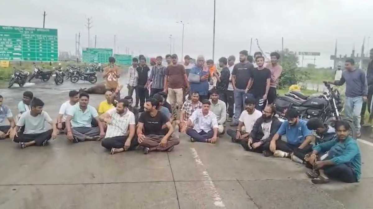 3 दिन में 18 गायों की मौत से गुस्सा फूटाः गौ सेवकों ने हाइवे पर किया चक्काजाम, 2 घंटे यातायात रही बाधित