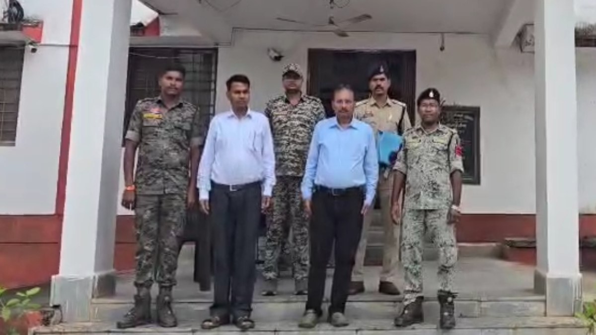 CG NEWS: आदिवासी विकास विभाग के 2 पूर्व सहायक आयुक्त गिरफ्तार, 45 फर्जी टेंडर निकालकर DMF फंड में की थी करोड़ों की गड़बड़ी, क्लर्क फरार…