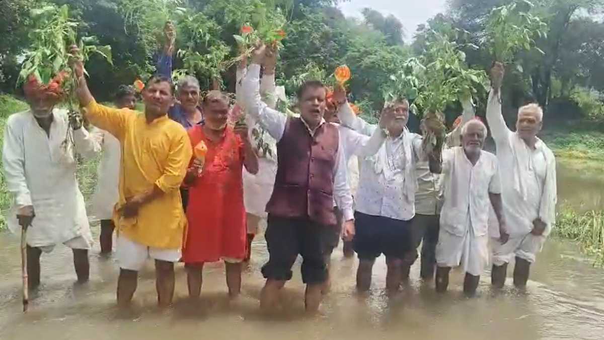 किसानों ने नदी में उतर कर किया जल सत्याग्रह: फसल बीमा क्लेम नहीं मिलने से फूटा किसानों का गुस्सा