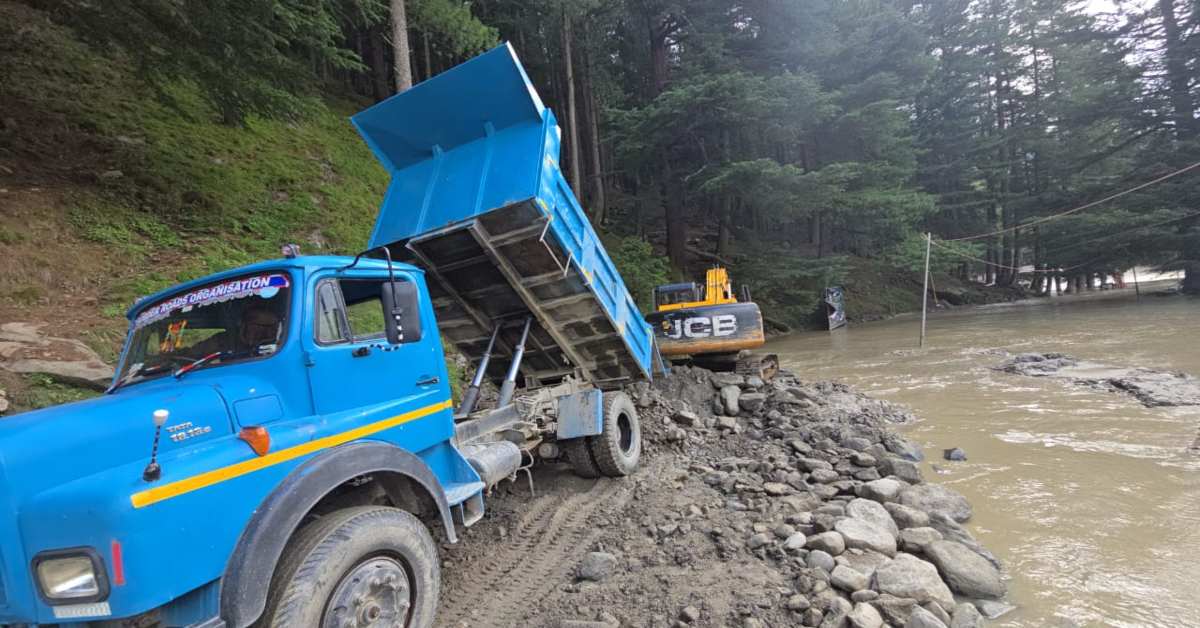 Gangotri National Highway के जलमग्न हुए हिस्से की बहाली का काम जारी, पटरी पर वापस लाया जा रहा जन जीवन