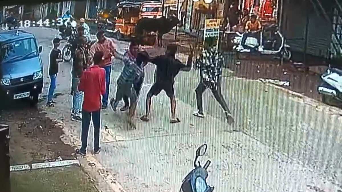 नाबालिगों ने मचाई दहशतः बीच सड़क आधा दर्जन किशोरों ने बाप- बेटे पर बरपाया कहर, घटना CCTV में कैद