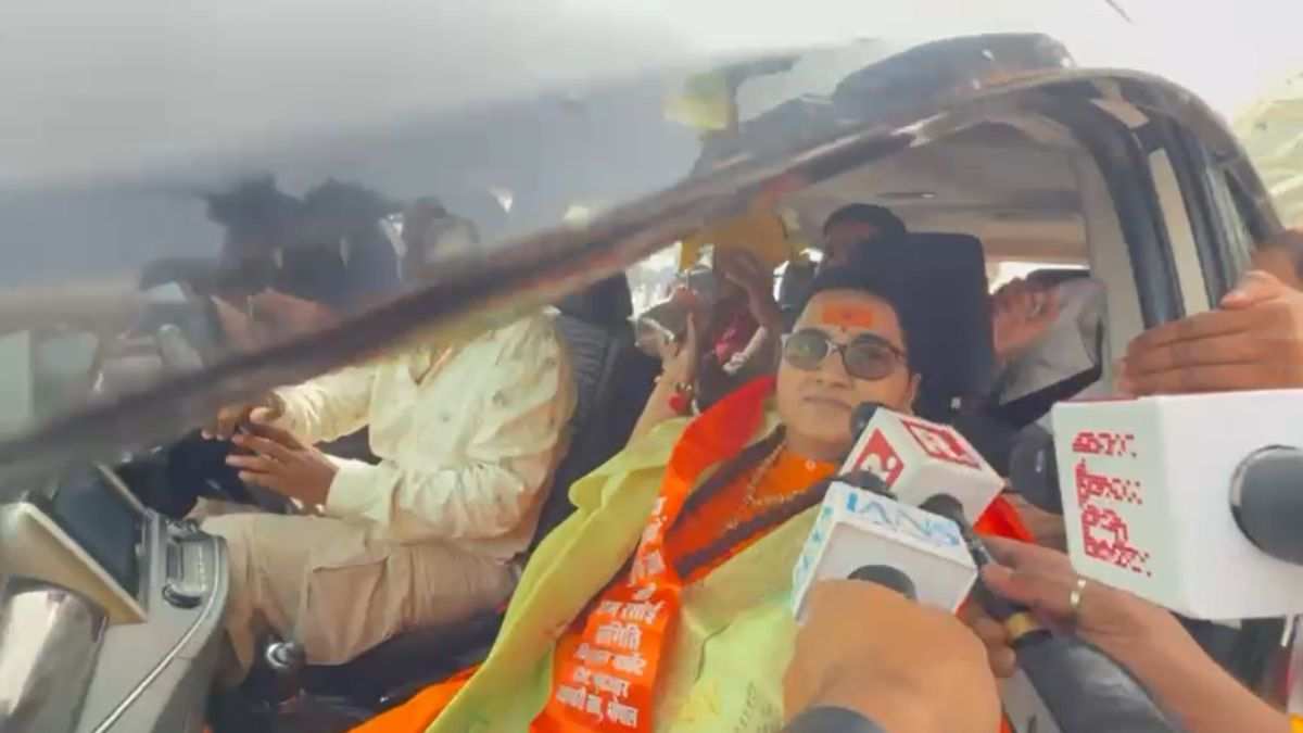 मालेगांव बम ब्लास्ट मामलाः बरी होने के बाद भोपाल पहुंची साध्वी प्रज्ञा बोलीं- हिंदुओं को कांग्रेस ने हमेशा कुचला, आतंकवाद का रंग और धर्म भी होता है