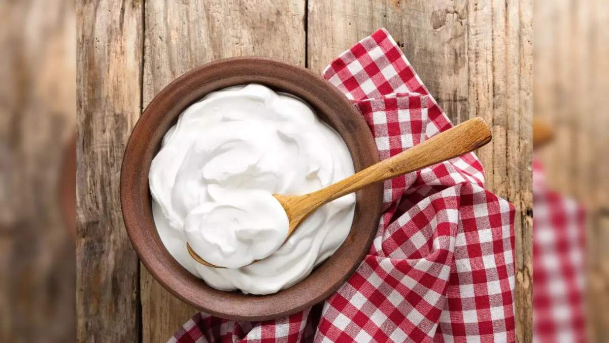 रात में दही खाना सेहत के लिए नुकसानदायक? जानिए आयुर्वेदिक वजह और बचाव के तरीके