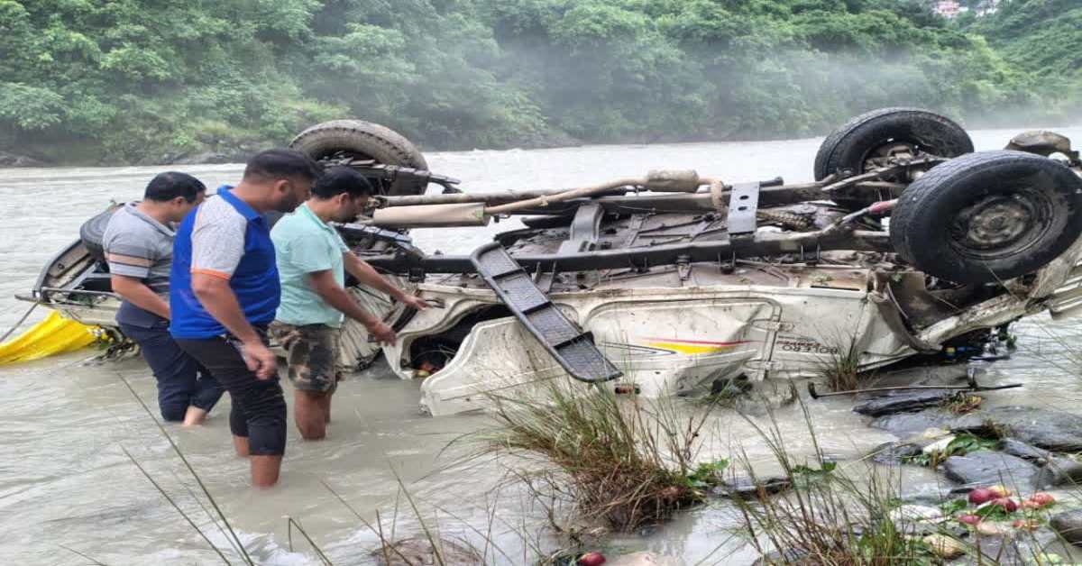 ACCIDENT : यमुना नदी में गिरा सेब से लदा पिकअप, दो वाहन से छिटके, दो की हालत गंभीर