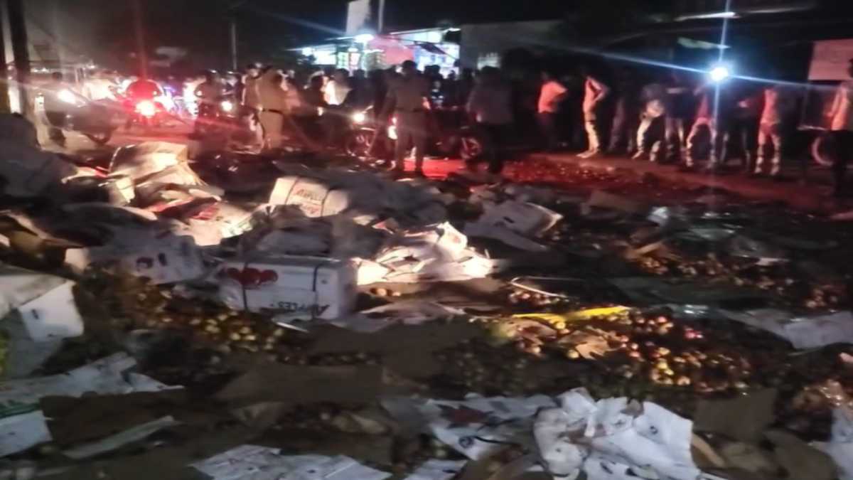 सड़क पर ‘सेब’ की मची लूट: गाय को बचाने के चक्कर में पलट गया सेब से लदा ट्रक, मदद की गुहार लगाता रहा चालक