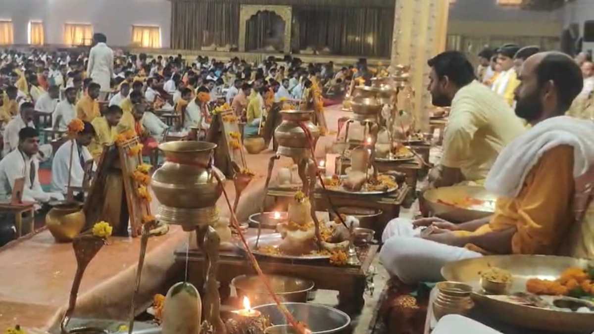 सावन सोमवार विशेष: विश्व शांति के लिए 1331 वेदपाठी ब्राह्मणों ने किया रुद्राष्टाध्याई पाठ, 12 ज्योतिर्लिंगों का रुद्राभिषेक, 2012 से जारी है अनुष्ठान