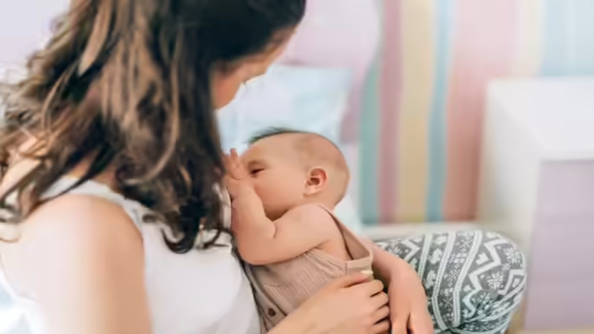 मानसून में नवजात की सेहत का रखें खास ध्यान, जानिए वायरल और इंफेक्शन से बचाने के आसान उपाय